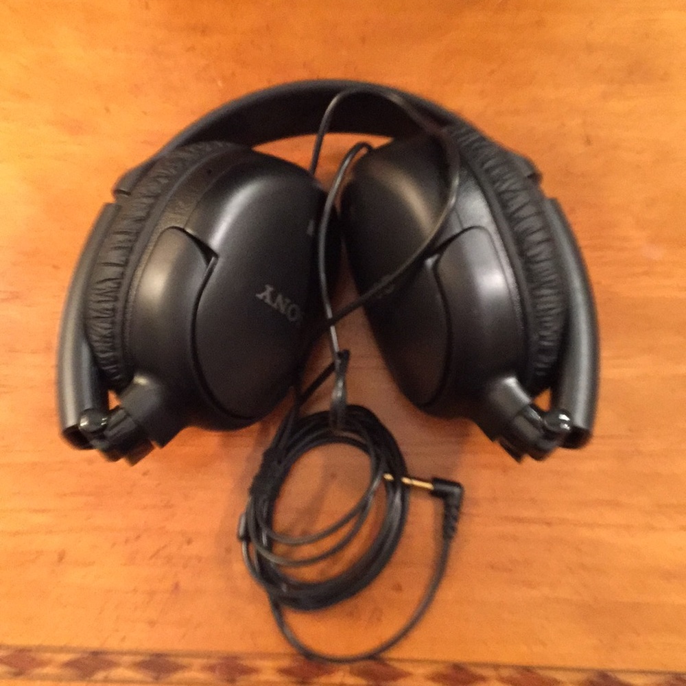 🎉  NIB Sony Compact/Slim Noise Cancel Headphones - Picture 2 of 7